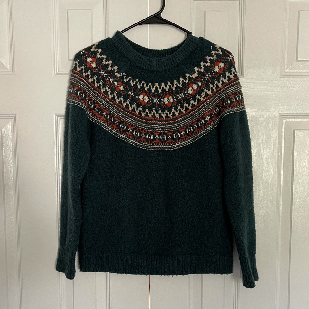 Fuzzy trendy sweater in size small super cute and warm woman’s top